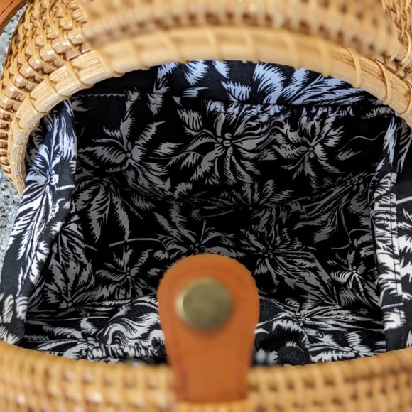 Small Woven Rattan Circle basket bag, Black and White Floral interior, pockets - Picture 7 of 13